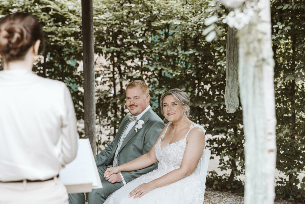 Brautpaar bei der freien Trauung im Averdunkshof