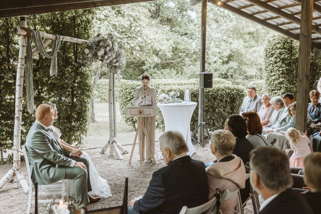 Freie Trauung mit Hochzeitsgäste im Averdunkshof in Neukirchen-Vluyn