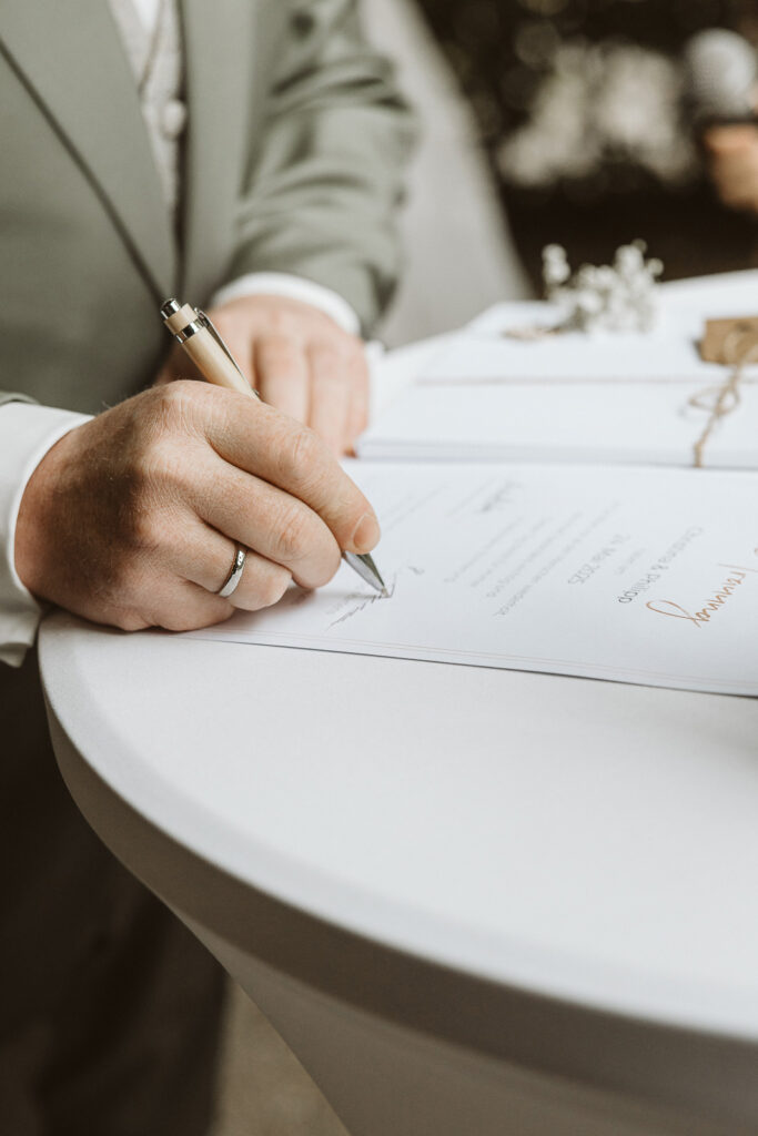 Detailaufnahme der Unterschrift des Bräutigams bei der Trauung