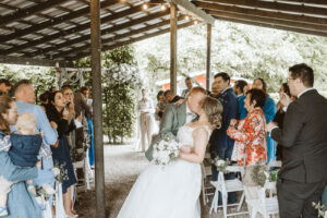 Kuss des Brautpaares mit den Hochzeitsgästen nach der Trauung