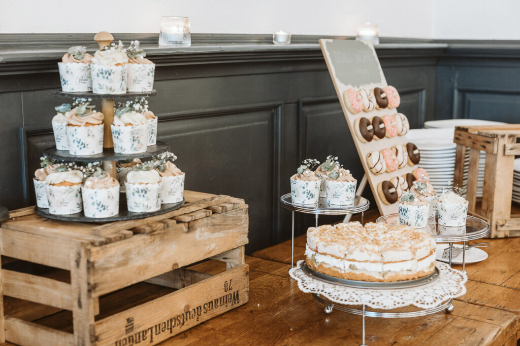 Detailaufnahme der Hochzeitstorte und Donuts