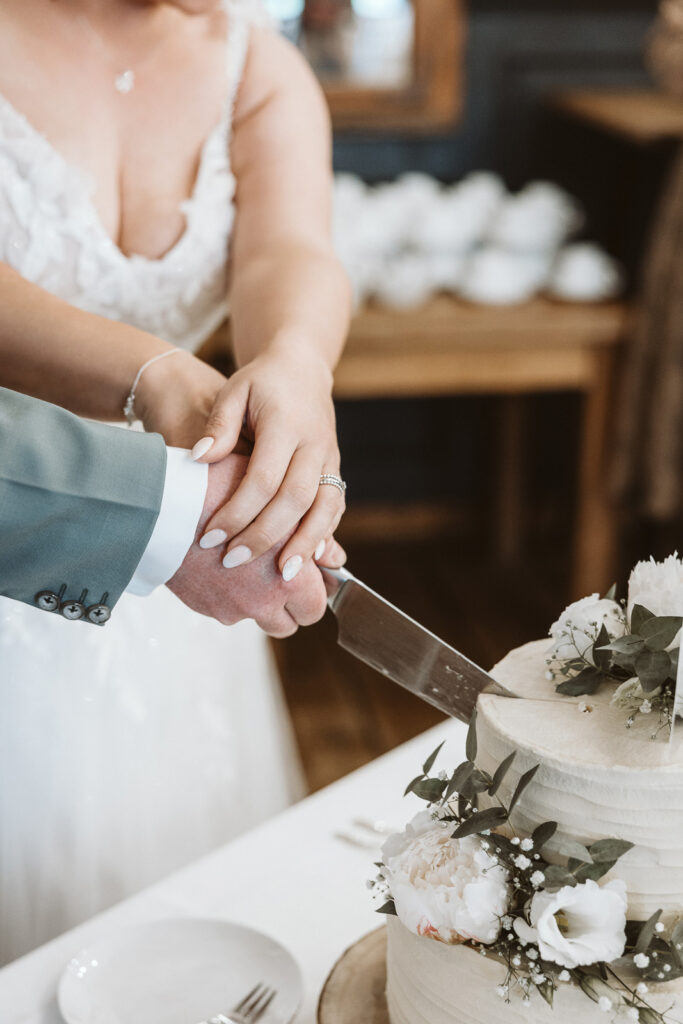 Anschnitt der Hochzeitstorte bei einer Hochzeit