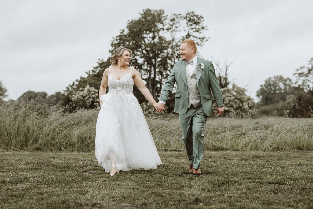 Brautpaar laufend im Garten des Averdunkshof in Neukirchen-Vluyn