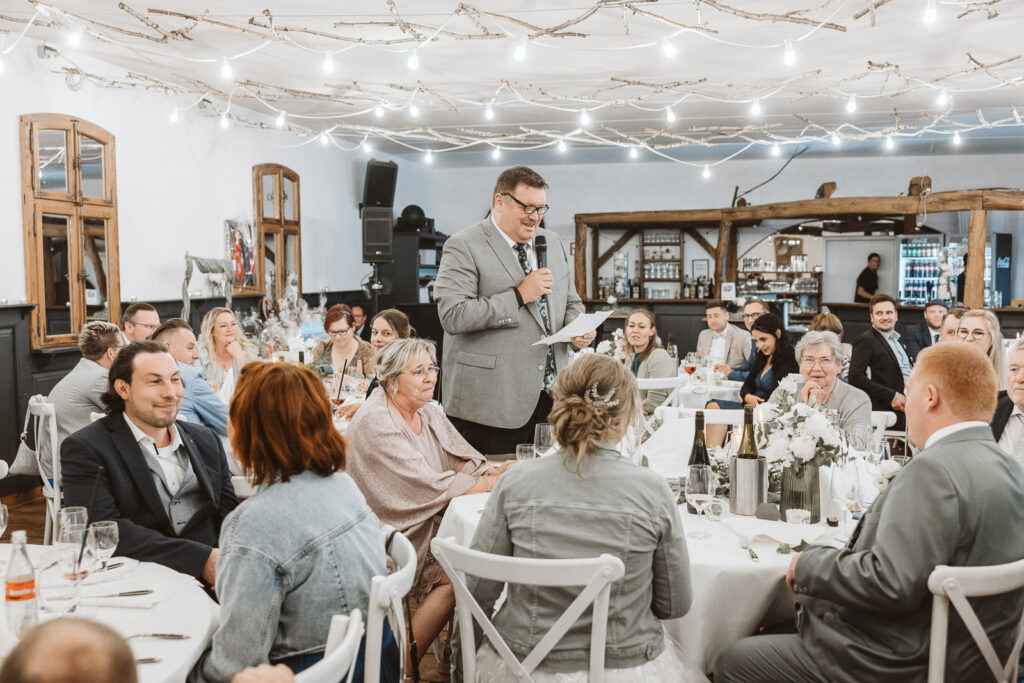 Vater der Braut hält bei der Hochzeit eine Rede