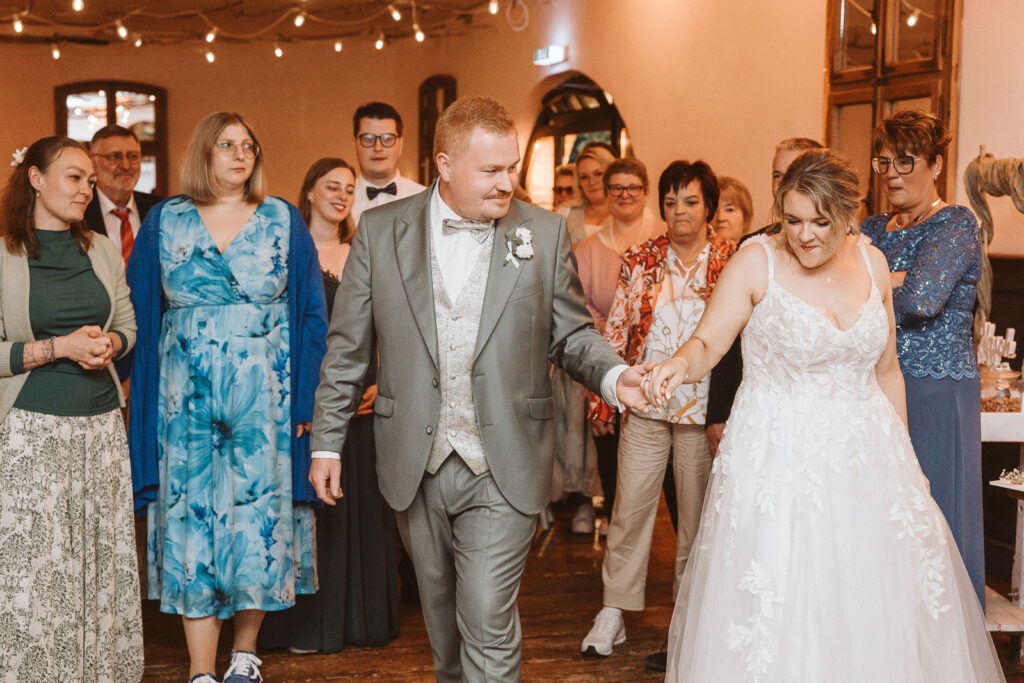 Braut und Bräutigam beim Hochzeitstanz auf der Tanzfläche
