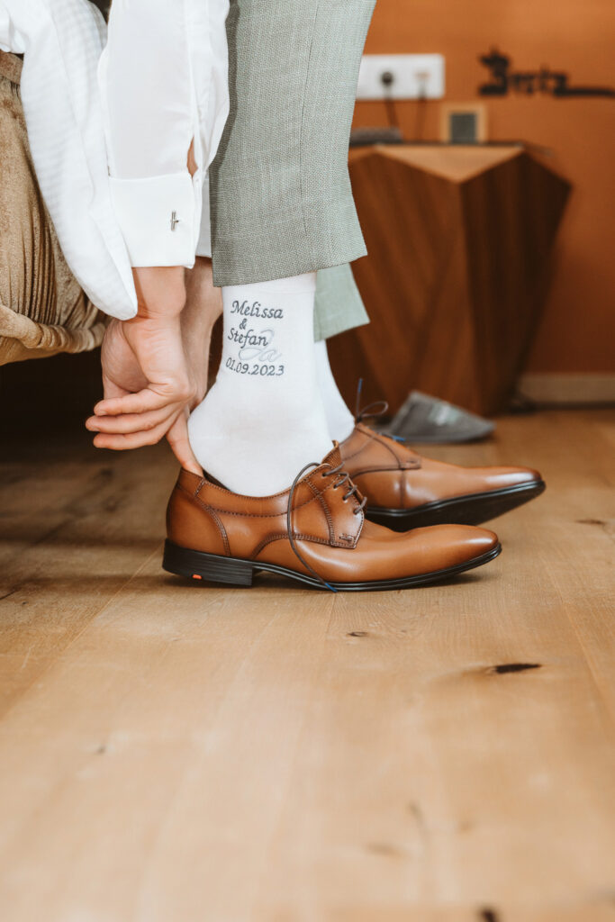 Detailaufnahme des Schuhanziehen vom Bräutigam