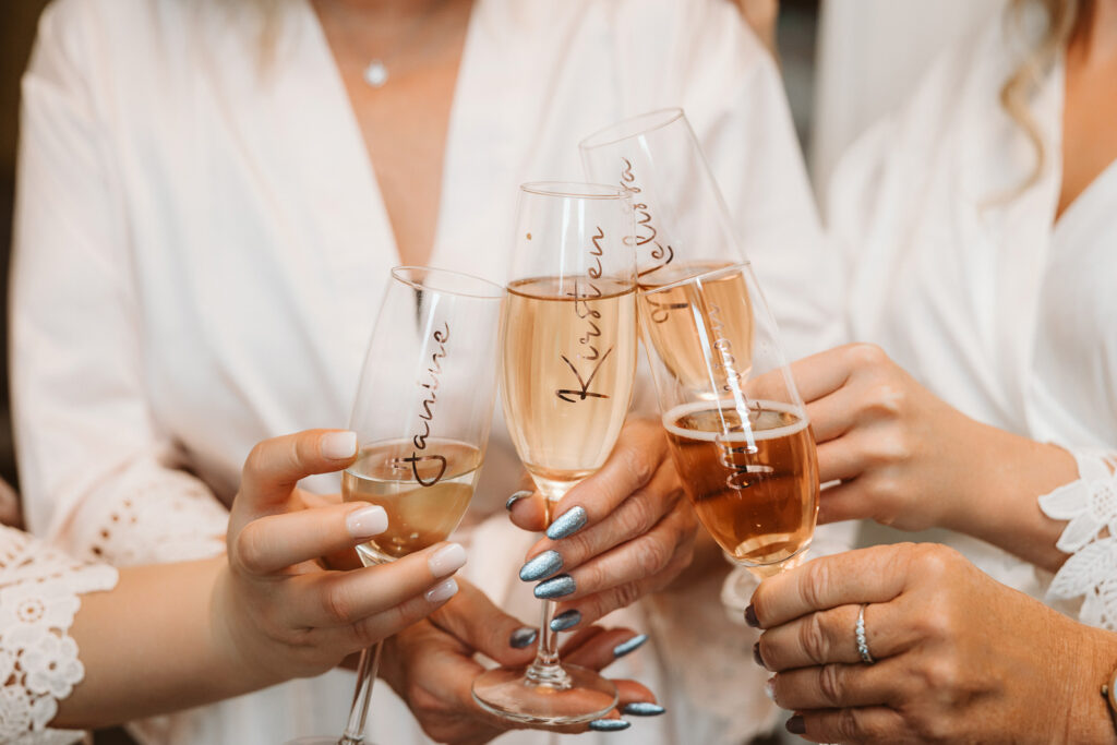 Detailaufnahme von Sektgläsern bei einer Hochzeit