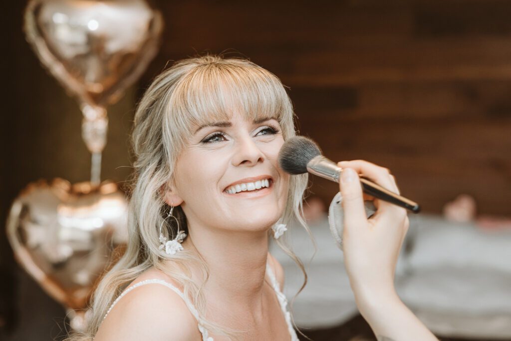 Detailaufnahme vom abpudern der Braut bei der Hochzeit