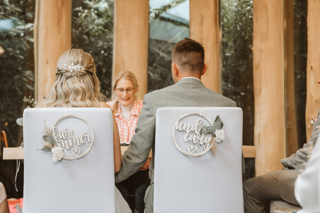 Brautpaar von hinten bei einer Standesamtlichen Zeremonie