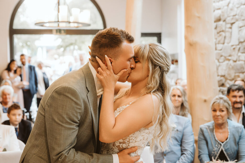 Kuss des Brautpaares bei einer Standesamtlichen Zeremonie