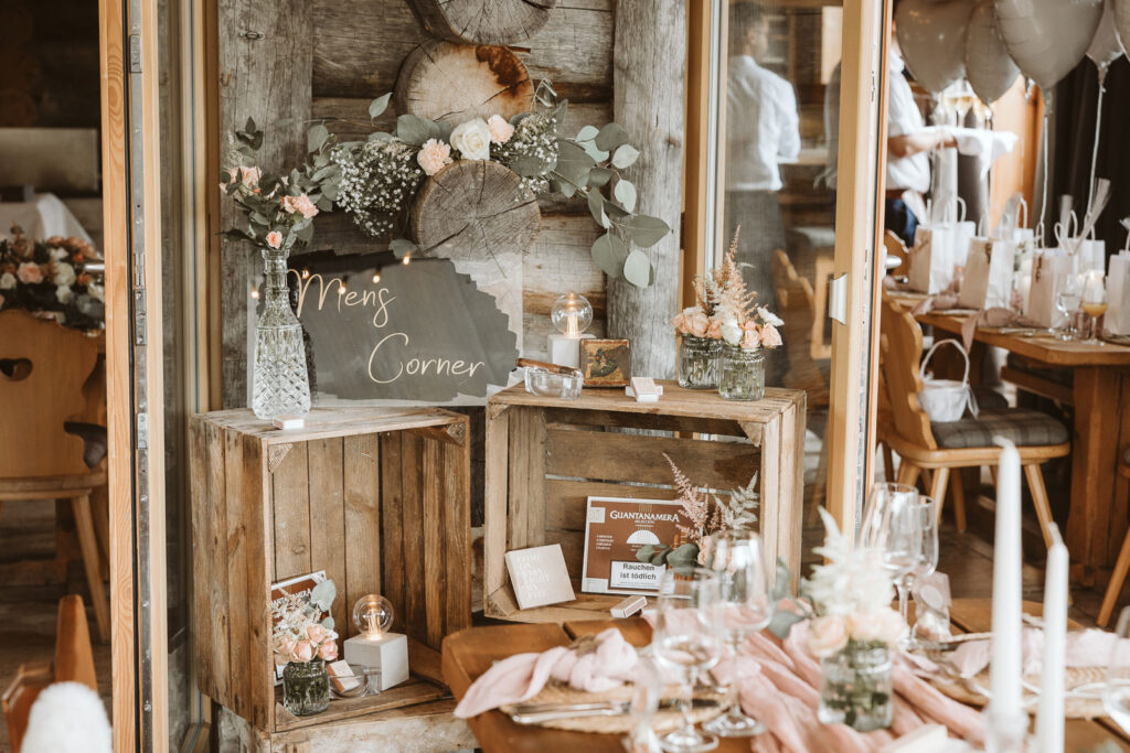 Detailaufnahme der Dekoration einer Vintage Hochzeit