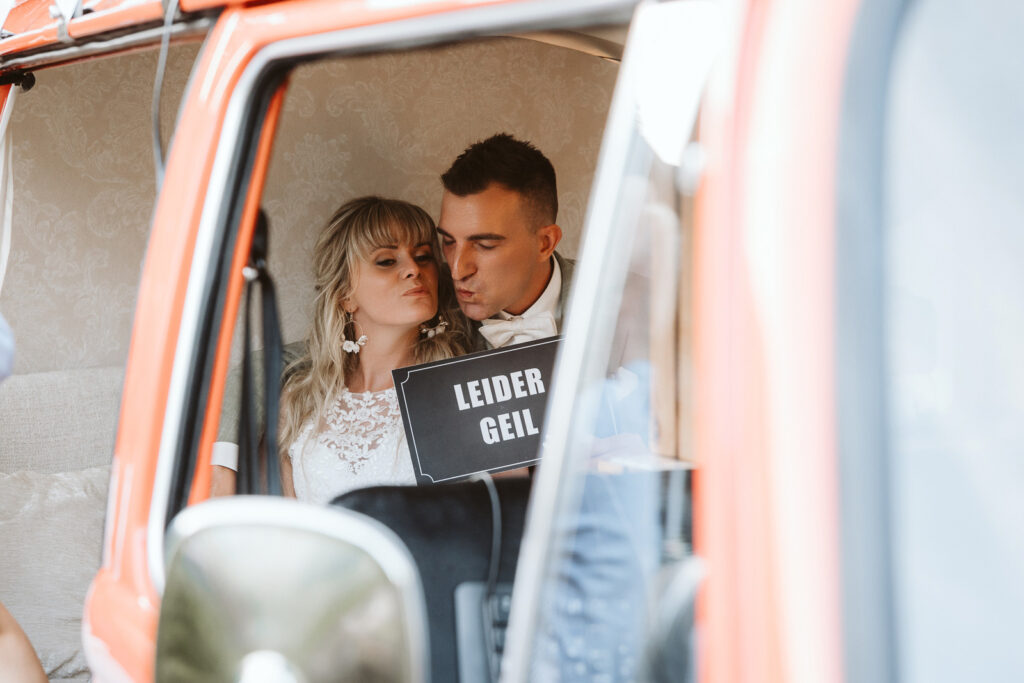 Brautpaar in einer Fotobox bei ihrer Hochzeit