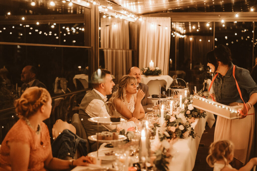 Abendliche Feier einer Hochzeit mit dem Brautpaar