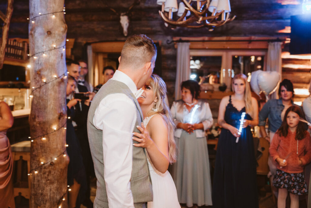 Hochzeitstanz auf der Tanzfläche einer rustikalen Hochzeit im Landhotel Voshövel in Schermbeck